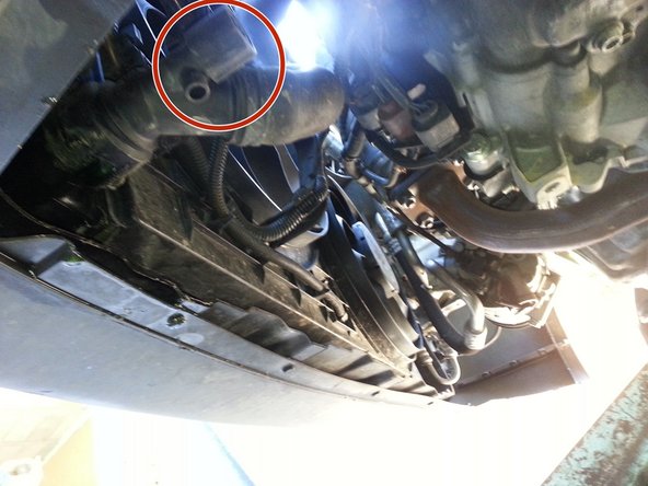 Placer un bac pour récupérer le liquide refroidissement puis ouvrir le robinet de vidange à la main .