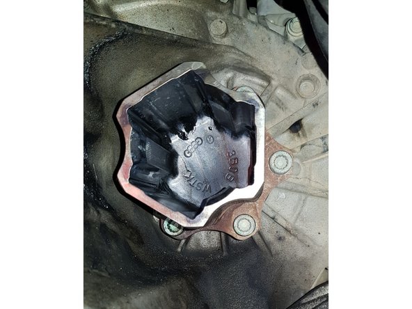 A l'aide de dégraissant et de papier absorbant ou de chiffons nettoyez au mieux le boîtier d'accouplement.