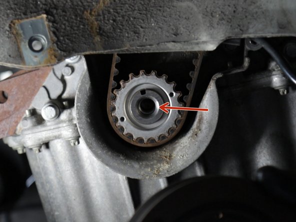 Bloquer le moteur avec un tournevis au niveau de la couronne du démarreur (notamment pour les boîtes automatiques) pour faciliter le desserrage