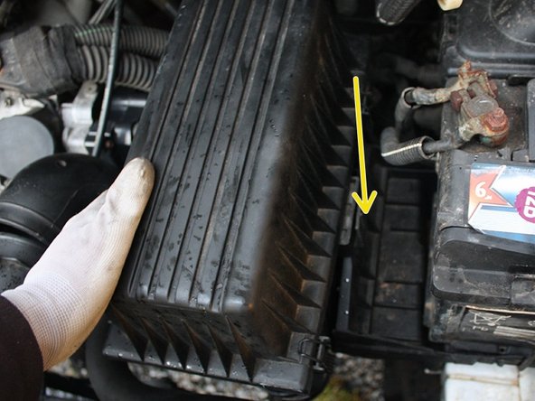 Reposer la boite à air, emboîter les conduits et resserrer les colliers.