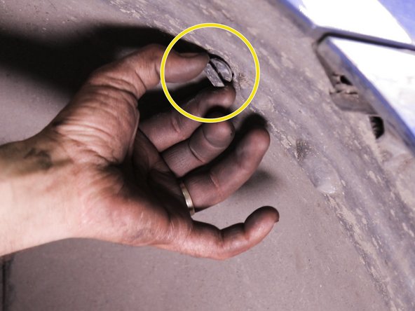 Extraire toutes les attaches autour du pare-bout