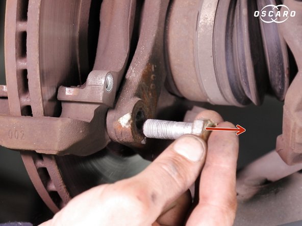 Dévisser et retirer les deux vis du support d'étrier avec une clé de 18