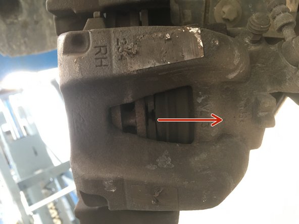 Repousser le piston à l'aide du tournevis