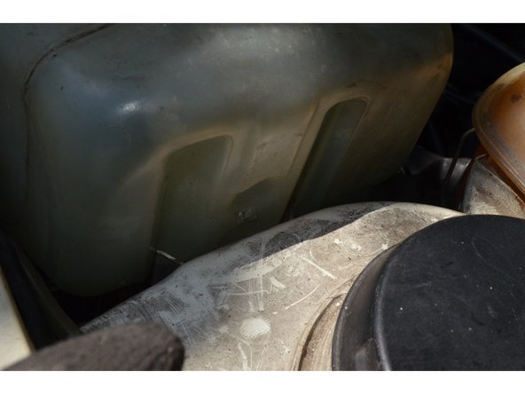 La pompe qui est restée sur le bocal est toujours reliée par les tuyaux de sortie alors ne tirez pas trop fort afin de ne pas les endommager.