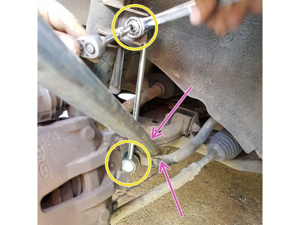 Maintenant, vous pouvez mettre la nouvelle biellette en respectant son sens de pose dans son logement, en vous aidant de la longue tige pour appuyer sur la barre stabilisatrice et le triangle de suspension afin de faciliter la tache.