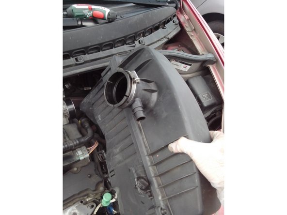 La cartouche peut se retirer tout entière, en la pivotant vers la droite.