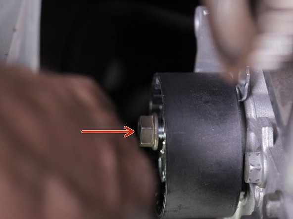 Rapprocher l’écrou du galet tendeur sans le bloquer