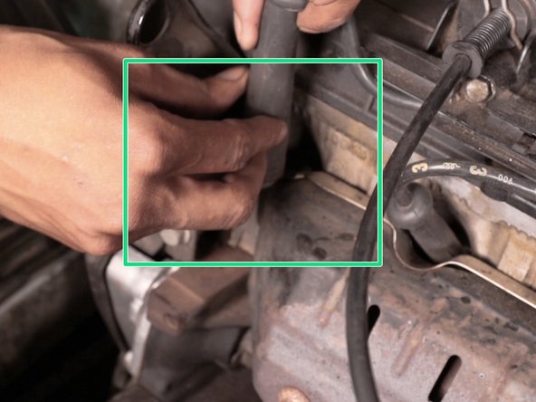 Replacer le câble de la bougie jusqu'au clips qui indique le bon positionnement du câble