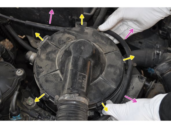 Dégrafer le couvercle de la boite à air et écarter le câble d’accélérateur