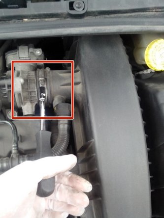 Dévisser le collier de la connexion d'air qui sort du filtre (le tuyau a gauche de la cartouche)