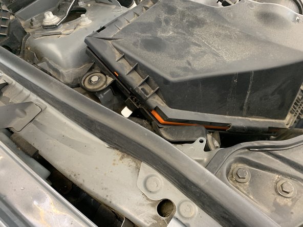 Ouvrir la boite à air en dé-clipsant les 4 clips