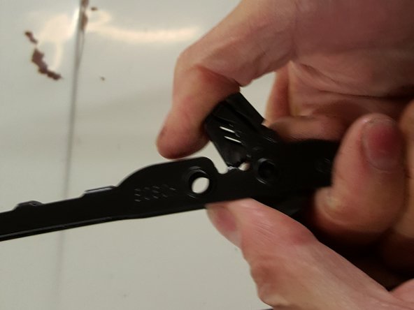 
Some wiper blades are sold without the plastic clip, you have to get it from the old ones
