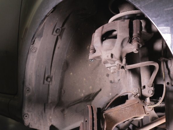 Placez la chape et l'étrier sur le ressort afin d'éviter de tendre le câble de frein