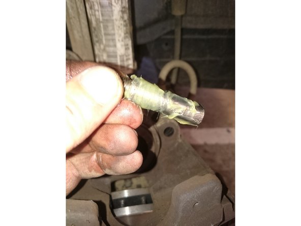 Il faut graisser les colonnettes avec de la graisse haute température.