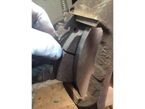 
The piston side pad is placed with the smooth edge at the top and the point at the bottom.
