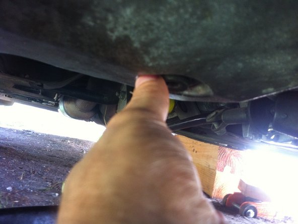 
Under the car, place le bac &agrave; vidange below the drain plug and unscrew it using the appropriate wrench. Finish unscrewing by hand.
