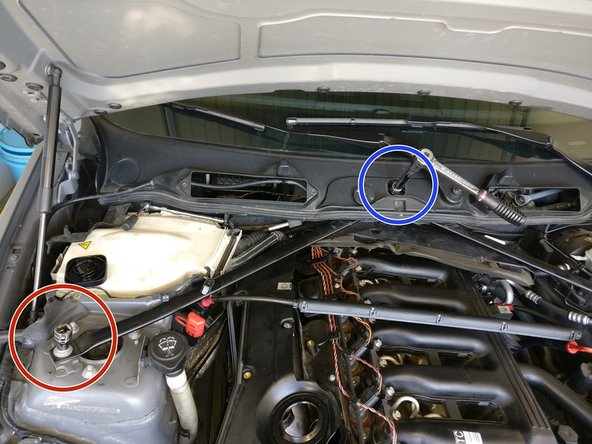 Dévisser la vis torx coté passager (clé à oeil ou douille de 11)