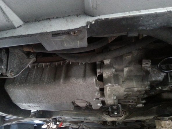 pour plus de facilité retirer le cache vis torx t25 et vis cruciforme. sous le moteur afin de pouvoir démonter les boulons du démarreur par le dessous