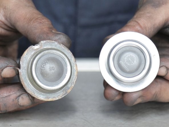 Comparer les dimensions entre l' ancienne et la nouvelle rotule de suspension