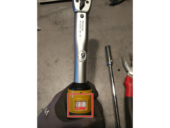 Serrer les 4 bougies.