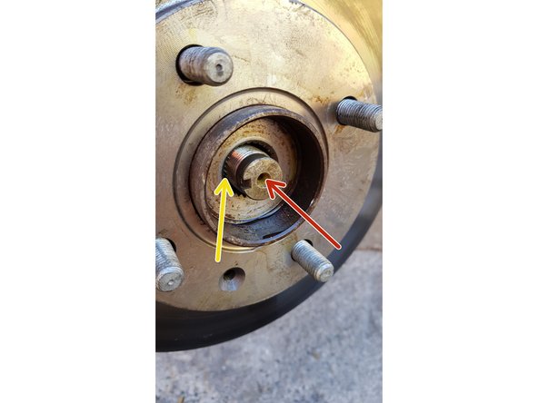 Pulvérisez du lubrifiant/dégrippant pour faciliter le démontage.