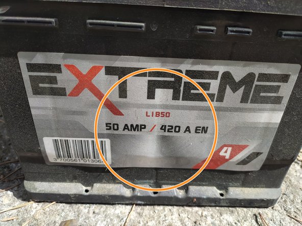 Vérifier les caractéristiques de la batterie (ampérage, capacité et dimensions) et les comparer avec celles de la nouvelle batterie. Vous trouverez facilement la bonne batterie pour votre voiture sur Oscaro.