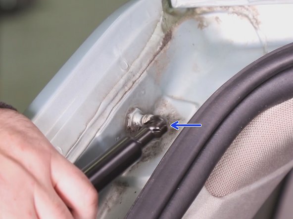 Insérer le bas du vérin dans son emplacement