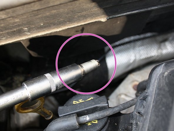 Placer la bougie neuve dans la douille de 16mm afin de faciliter sa mise en place et la visser à la main puis finir de serrer modérément à la clé.