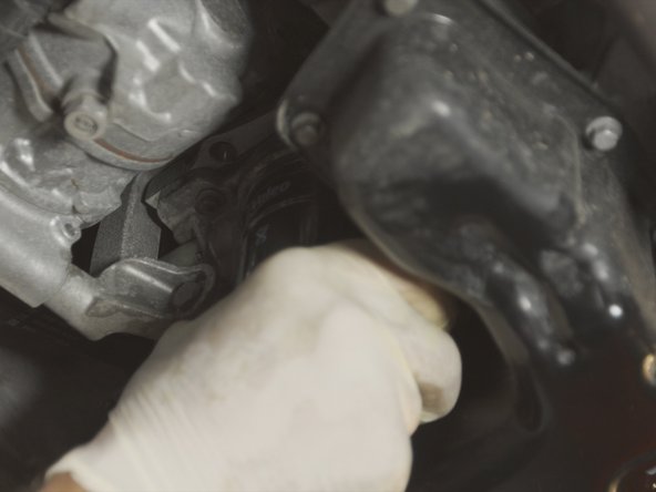 Une foie le joint en contact environ 1/4 de tour à la main suffit pour atteindre le serrage sans trop forcé, aucun outil n'est nécessaire