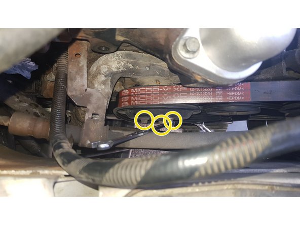 La poulie est maintenue par 3 vis.