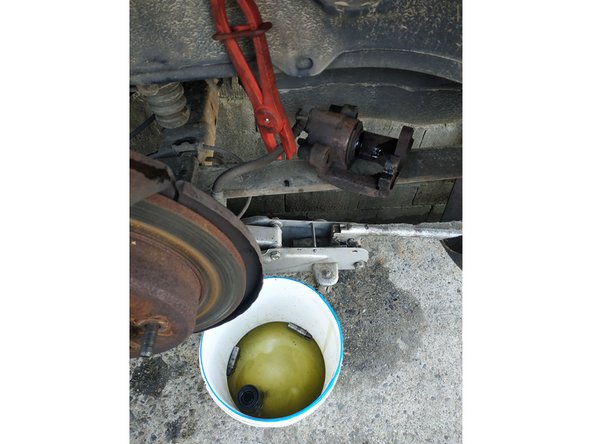 clamper immédiatement le flexible et vider le liquide de frein dans la bassine