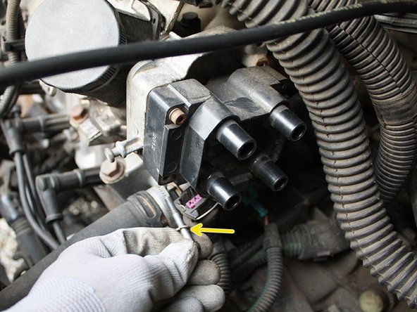 Tout en maintenant la bobine afin d'éviter quelle ne tombe, finir de dévisser à la main en veillant a récupérer les vis avec leurs rondelles, puis extraire la bobine d'allumage.