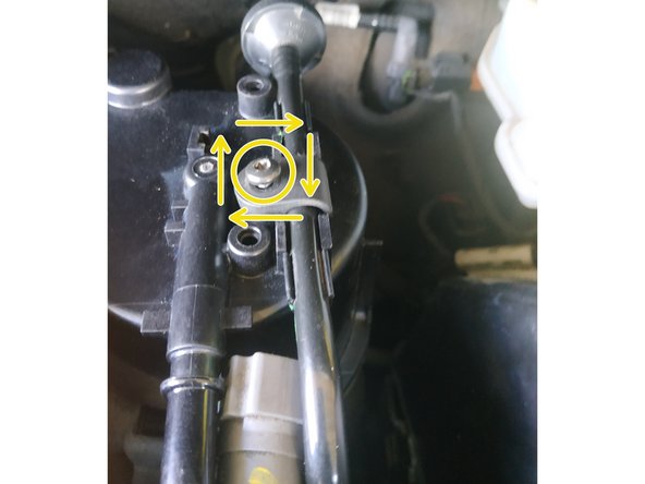 mettre en place la durite sur le filtre, le cavalier en plastique avec sa vis et serrer, clé torx T20