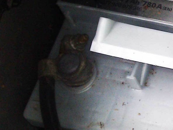 Remonter la borne Négative, câble noir sur la borne marquée « - » et serrer avec la clé de 10.