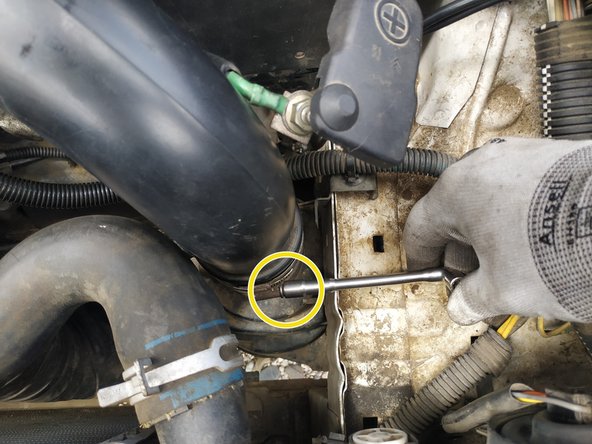 serrer le collier au niveau de la boîte à air, clé de 7mm