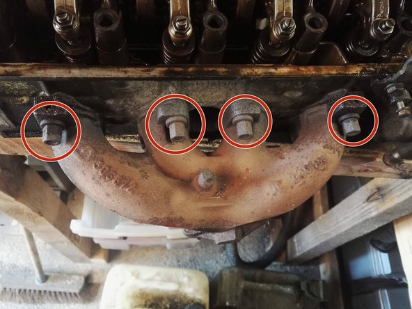 Dévissez les écrous de fixation du collecteur d'échappement