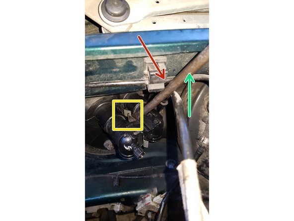 Le &quot;boîtier&quot; de la durite est rentré en force dans l'alésage, le joint torique faisant l'étanchéité. Pour assurer le maintien le boîtier est muni d'une agrafe.