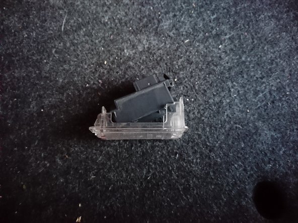 Retirer le cache transparent en soulevant la languette