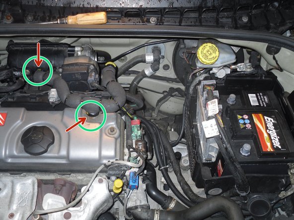 De clipser  les 2 autres embouts de la durite en faisant appui sur les languettes jaunes avec un tournevis plat