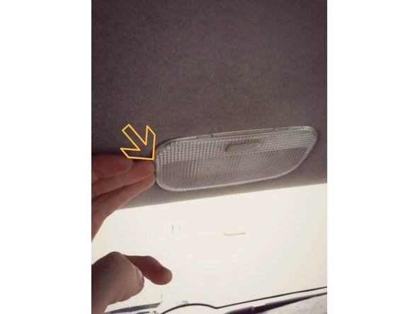 Remettez le cache en plastique transparent en face du plafonnier en respectant son sens, puis appuyez fortement de chaque côté pour le clipser.