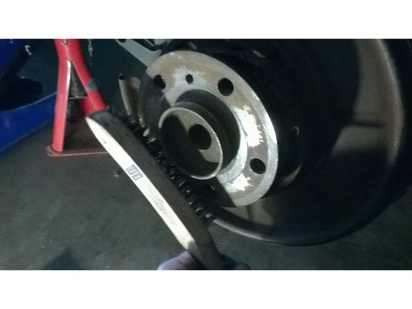 Brosser les restes de rouille sur le moyeu.