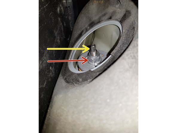 Vous desserrez l'écrou avec une clé à œil courbée ou une clé à œil à cliquet de 16mm pendant