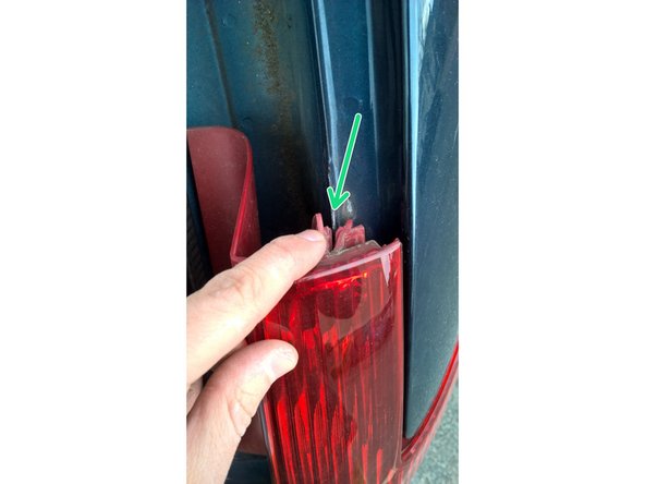 Vérifier que le bloc s'encastre bien dans la fente sur la carroserie