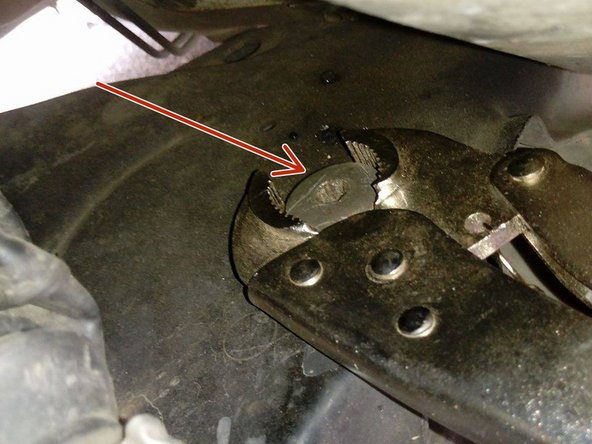 L’écrou à l'aide d'un cliquet et d'une douille de 21.