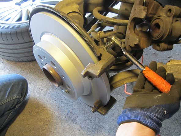 Remonter la partie fixe de l'étrier avec la douille de 13mm.