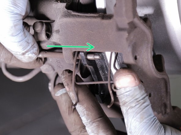 Replacer la goupille du haut cette dernière doit retenir le ressort en passant dans les attaches des plaquettes