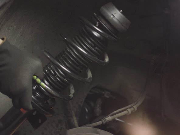 Replacer l'amortisseur dans son emplacement