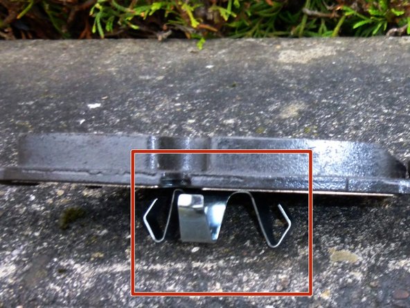 Effectuer le démontage coté droit, en  image le remontage coté gauche.