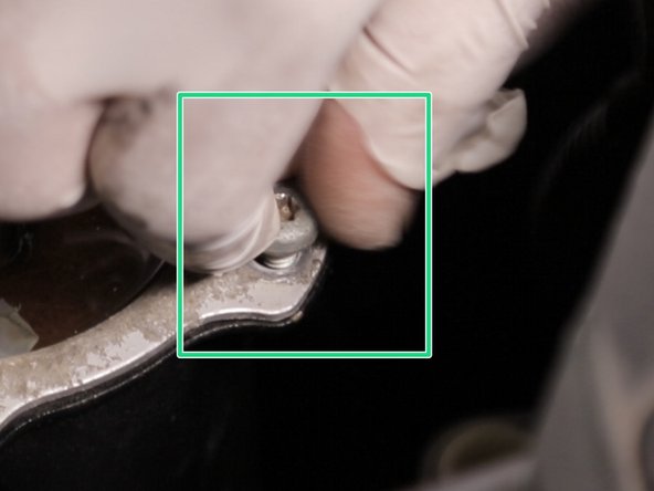 Replacer et revisser les vis autour du couvercle puis resserrer les  avec la clé Torx de 30