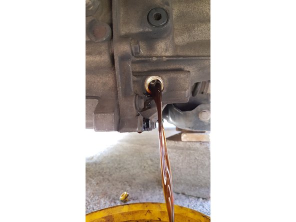 Ouvrez en premier le bouchon de remplissage avec une douille BTR mâle de 8mm.